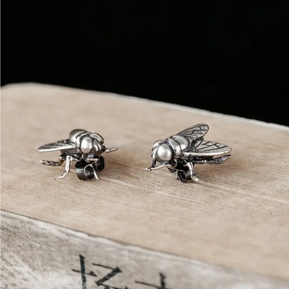 🎄3 for $23🎄 Silver Fly Stud Earrings - Picture 3 of 4